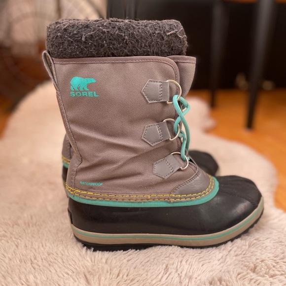 Sorel grey and turquoise boots. Youth size 4 - Picture 1 of 6
